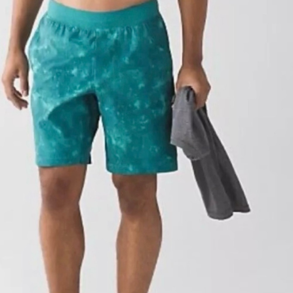 Lululemon Men's Size XL Stretch
T.H.E. Short 10" *H20 Teal Bermuda Shorts